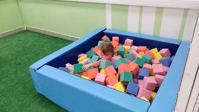 Ныряем в Сухой Бассейн с Мягкими Кубиками и Шариками Детские Забавы смотреть онлайн