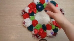 Новогодний венок из помпонов своими руками справится да же ребенок