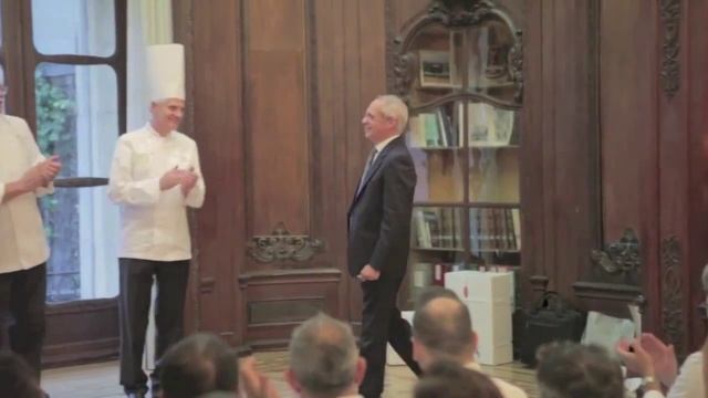 Arrivo al Consolato Generale d'Italia a Parigi смотреть онлайн