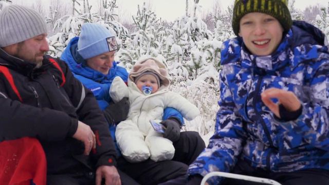 Семейная прогулка в санях по волшебному снежному лесу смотреть онлайн