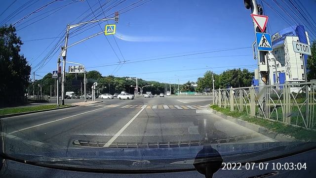 Пропуск скорой помощи. Ставрополь. Лермонтова Доваторцев. 07.07.2022 смотреть онлайн