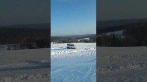 Узола по глубокому снегу в гору.