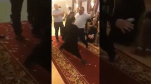 Женщина садится на шпагат во время танца.