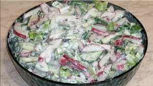 Салат с редиской и огурцами со сметаной