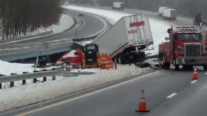 Гололёд в США ,грузовик в кювете. Truck came off the bridge