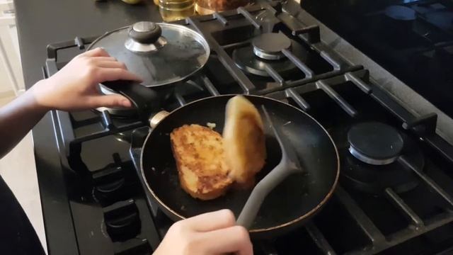 Гренки с ветчиной и сыром и с сахаром смотреть онлайн