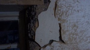 Ремонт шлакозаливного дома. Демонтаж штукатурки.
