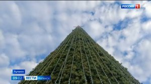 В Луганске украшают новогоднюю елку