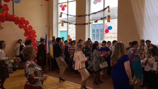 Танец учителей. Последний звонок 2017 ☀ смотреть онлайн