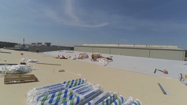 Устройство мембранной кровли на здании  Liebherr. Монтаж ПВХ мембраны.