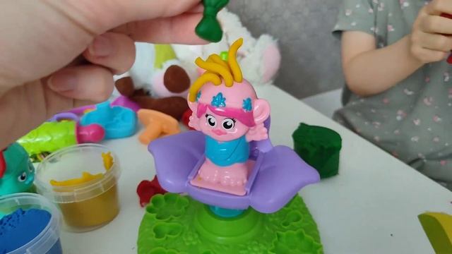 Мира лепит из пластилина прически троллям смотреть онлайн