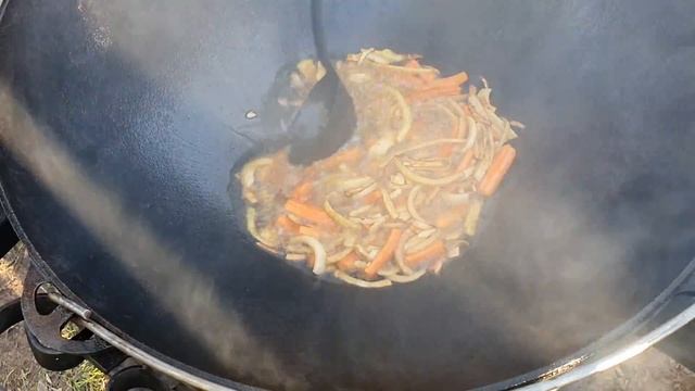 Жаркое из курицы и картофеля в казане на костре
