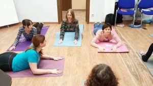 Поза Кобры (Бхуджангасана) на обучающем семинаре для специалистов-психологов