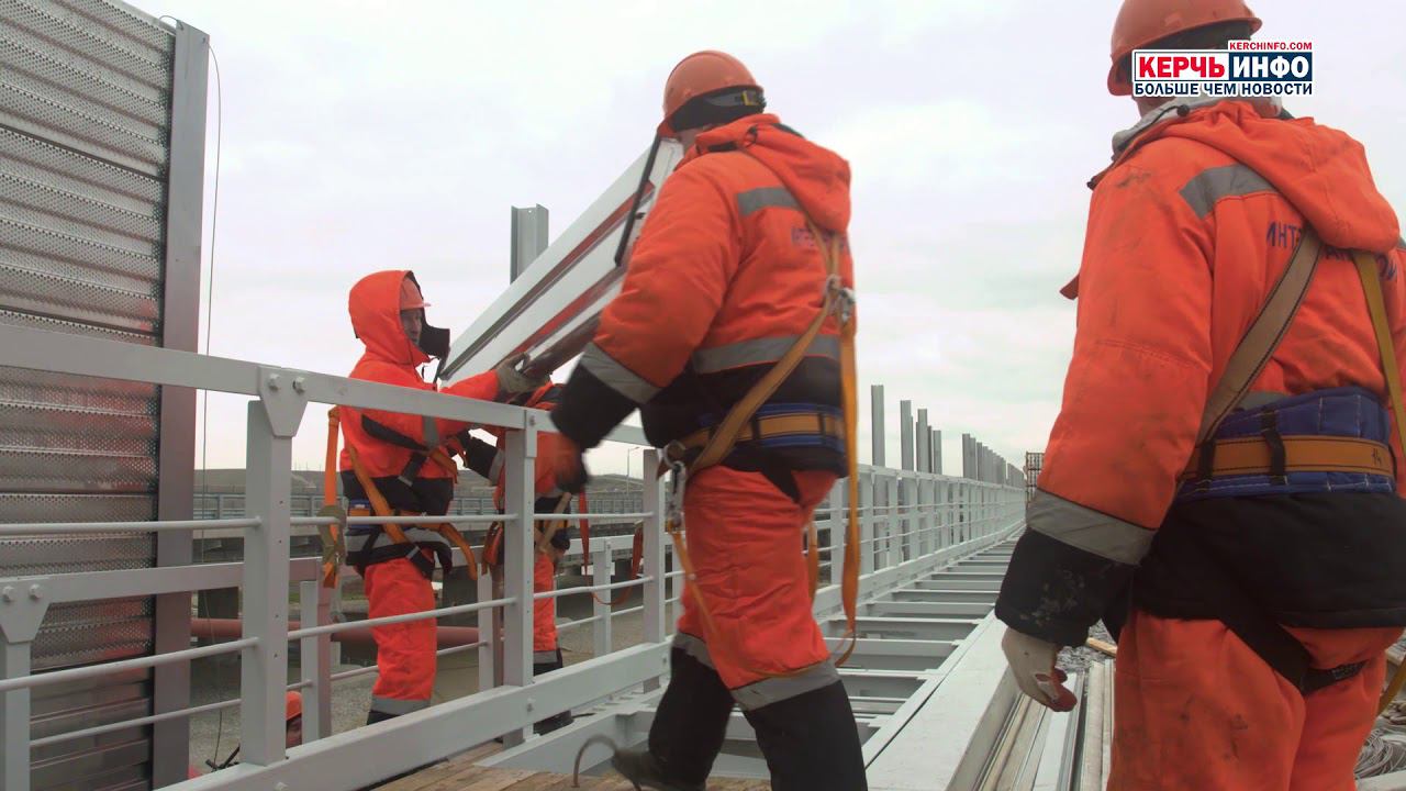 На железнодорожной части Крымского моста ставят шумозащитные экраны и стойки освещения смотреть онлайн