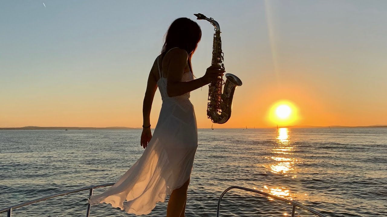 Фото девушки играющей на саксофоне