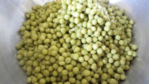 Простой салат с кукурузой