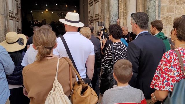 Глава католиков преклоняет колени у Камня Миропомазания, коврик и подушечка