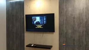 Оформление стены под телевизор, деревянная панель под ТВ