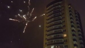 Новогодний салют на улице Газовиков в Тюмени.
