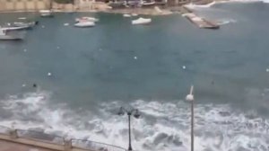 Большие волны в Средиземное Море