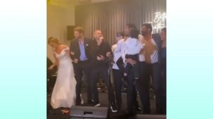 Актёры Ветреный гуляют от всей души Ахмет Тансу Ташанлар и Ойя Унустасы свадебный вечер.