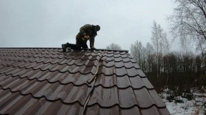 Если не знаешь как ровно прикрутить металлочерепицу,то смотри это видеоРассказываю секрет строителе