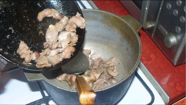 Тушеные куриные желудки с луком и морковью. Вкуснятина!