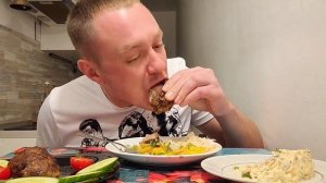 МУКБАНГ. ОБЖОР. КОТЛЕТЫ, ЖАРЕНАЯ КАРТОХА, САЛАТ "ОБЖОРКА" С ГОВЯДИНОЙ.