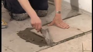 Укладываем керамическую плитку на пол