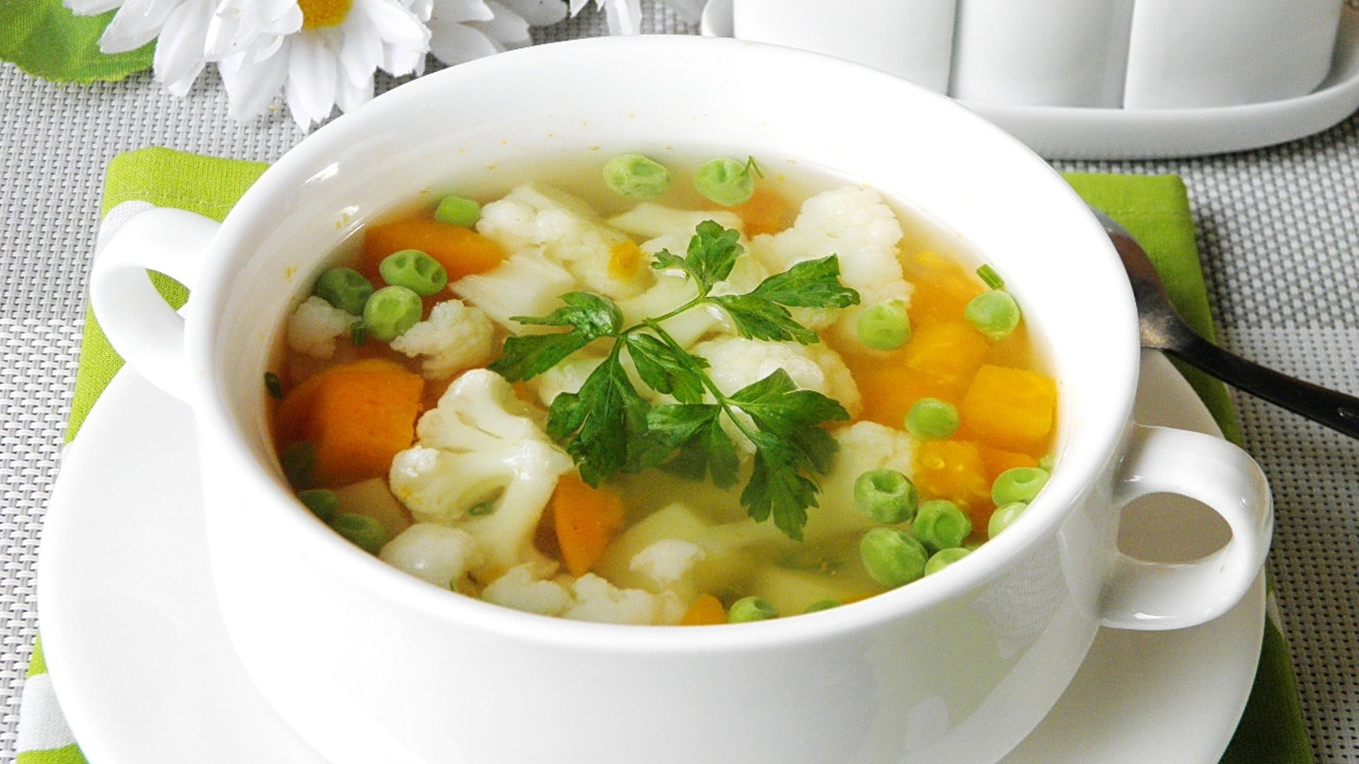 Суп с капустой ребенку. Овощной суп. Суп овощной диетический. Овощной суп с цветной капустой. Постный овощной суп.