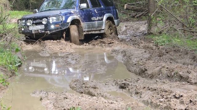 Жучки Toyota Hilux Surf 185 в колее без блокировок на Simex ET 32