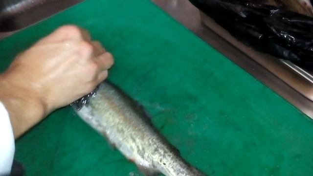 Как чистить форель от чешуи смотреть онлайн