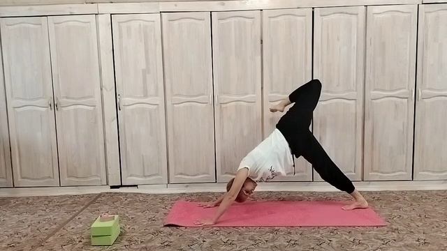 Йога для начинающих. 8 ноября 2023. смотреть онлайн