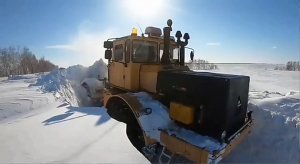 Мощно пробивают снег Кировцы К-700, К-701, МТЗ-1221. Powerful tractors break through the snow