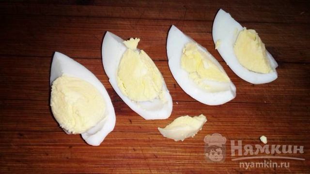 Универсальный соус из яйца, соленого огурца и горчицы