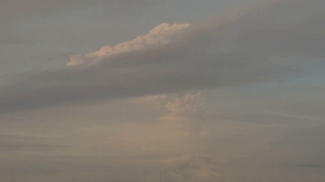 Вулкан Шивелуч. Пепловый выброс на высоту ~ 10 км над уровнем моря. 2019-03-09 05:49 UTC.