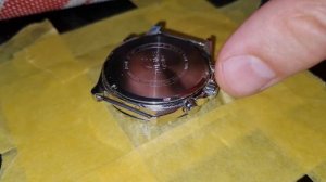 Как открыть заднюю крышку наручных часов что бы заменить батарейку в домашних условиях?