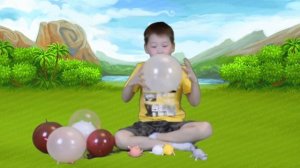 Дамир играется с надувными шарами из животных