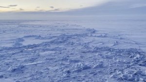 Ледокол идёт во льдах