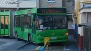 Длинный автобус в жилом дворе