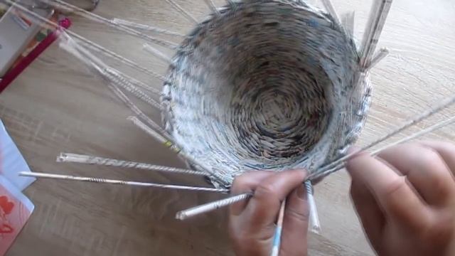 Симпатичная корзина-курочка из газетных трубочек для фруктов. Из газетных трубочек Рукоделие.