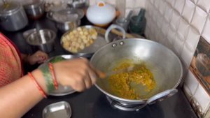 Тети показывают рецепт картошки с лепешками, как готовят в столице Индии. Пури бхаджи puri bhaji