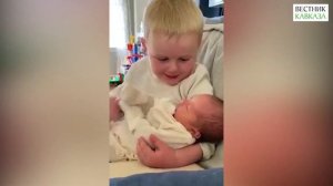 Реакция маленького мальчика, когда он увидел свою сестру впервые ❤️