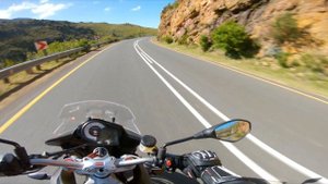 Aprilia Tuono V4 VS Suzuki GSR 750!