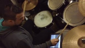 Песня,которую можно играть на барабанах одной рукой;)