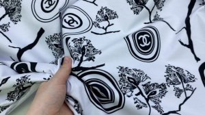 Трикотаж белого цвета с принтом черные ветки ,логотип в медальоне 38105