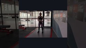 Выпады назад с одной гантелей