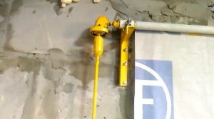 Шторка в гараже с механизмом