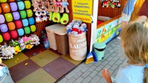Выиграли игрушки в автомат Аля и Дарья играют в Миньон Бананоед Аттракцион Лопни шарик