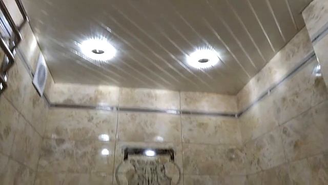 Отделка ванной, темно коричневым керамогранитом и бежевой плиткой под мрамор